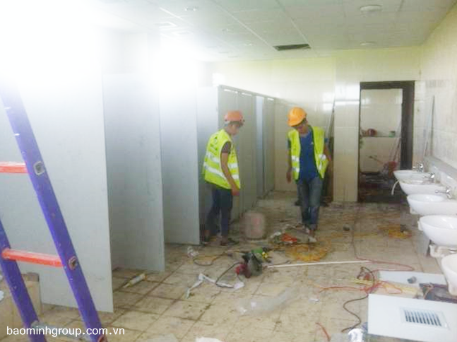 Thi công lắp dựng vách ngăn Compact Vách ngăn nhà vệ sinh